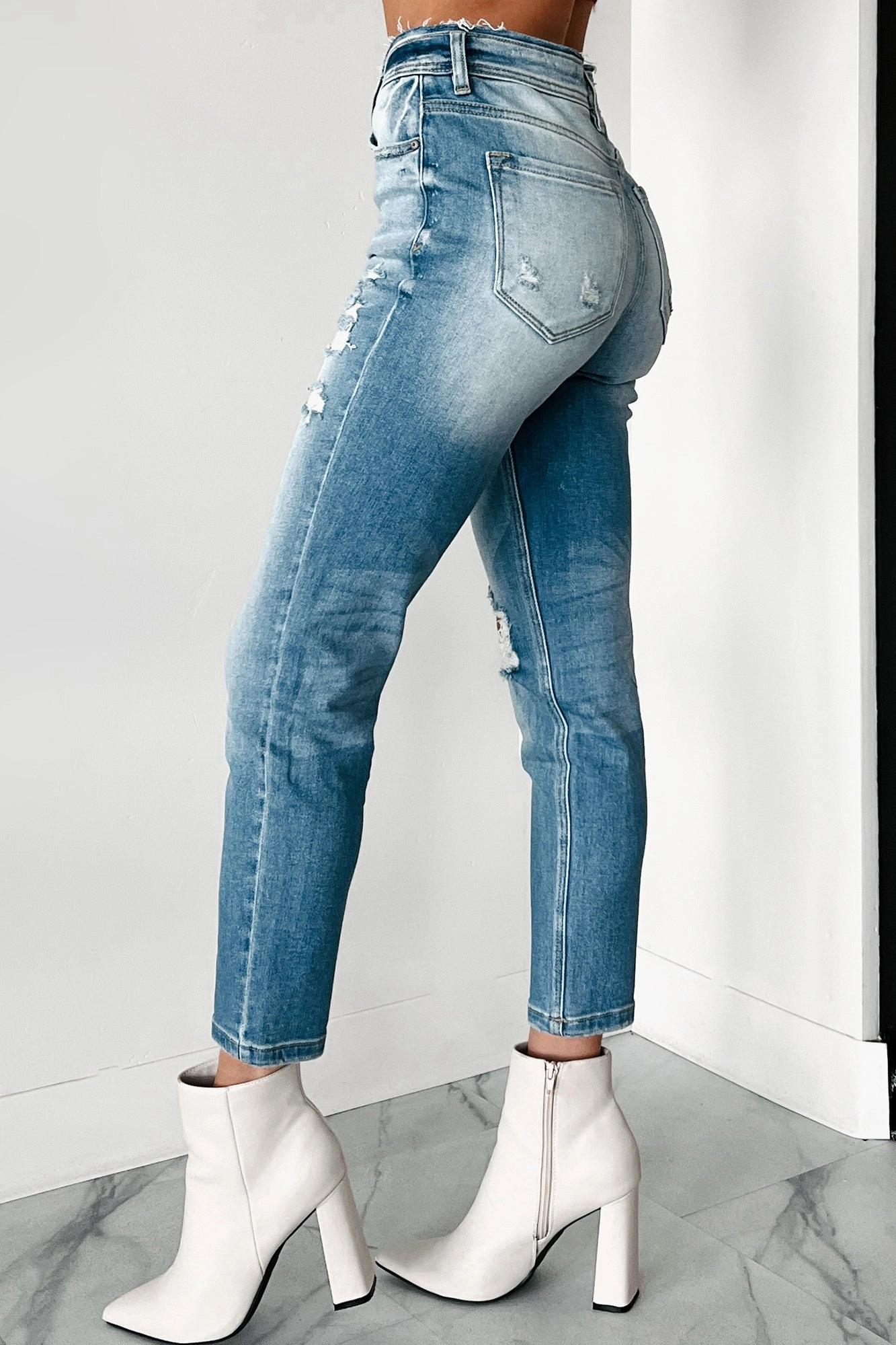 Andreas High Rise Distressed Kancan Mom Jeans (Light)