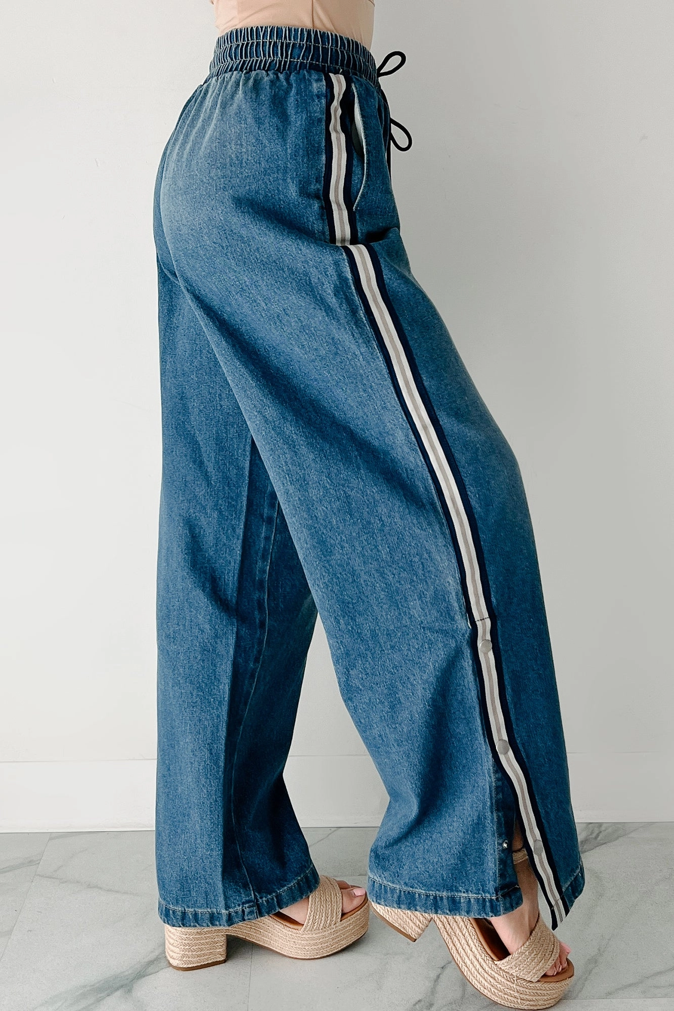 Betsy Almost Famous Wide Leg Drawstring Waist Jeans (Medium)