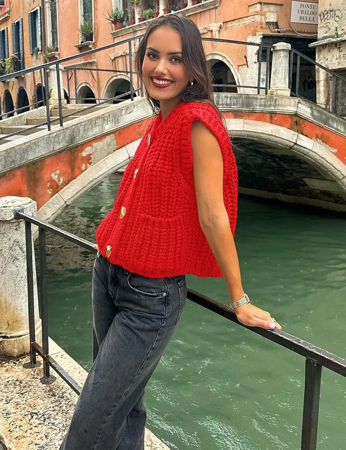 Flygo Womens Sleeveless Crop Chunky Knit Cardigan Trendy Button Down Cropped Knitted Sweater Vest Tops with Pockets