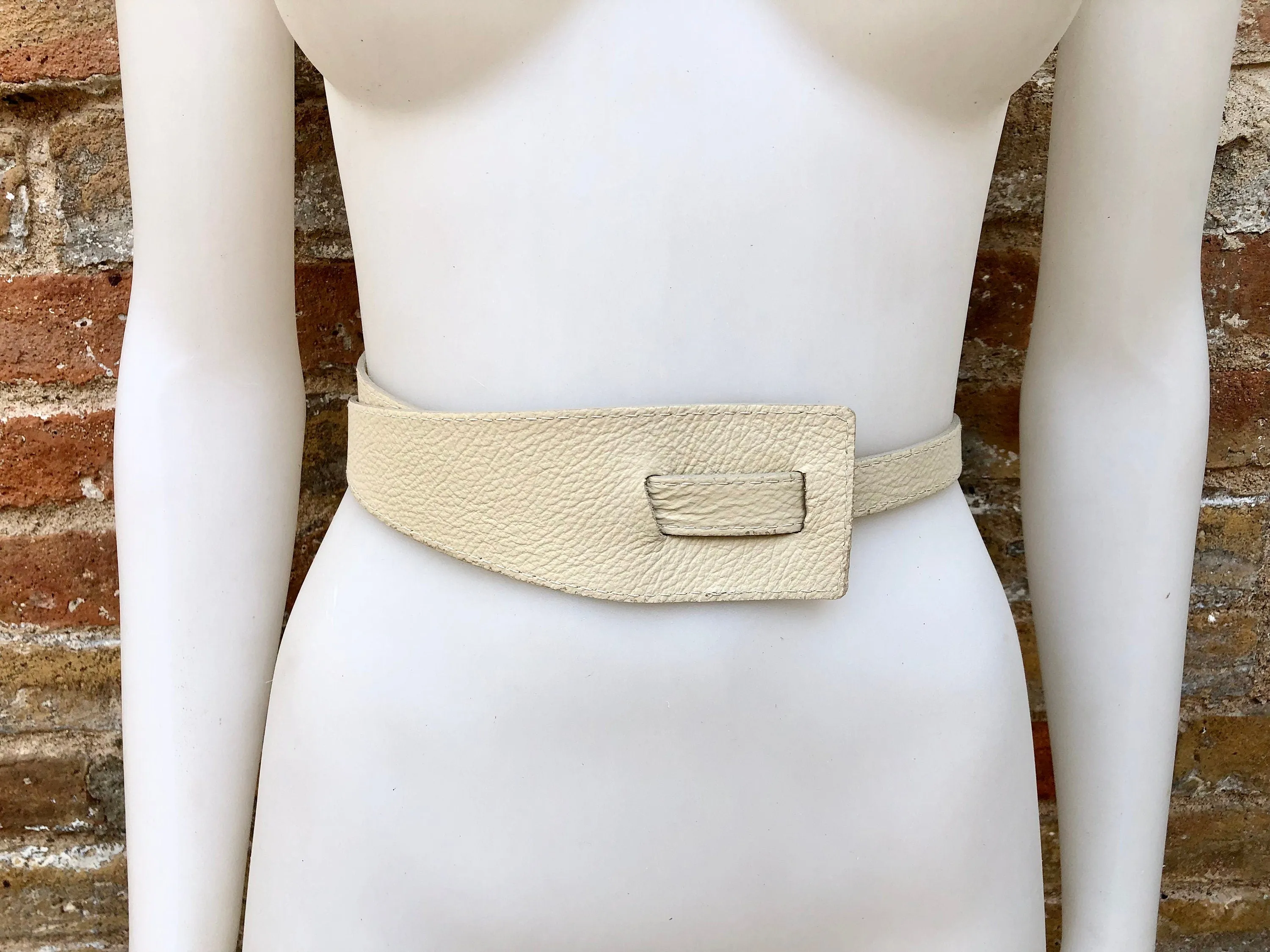Leather 80s style obi belt . Wrap belt in cream - beige.  Waist belt in genuine  leather. Broken white wraparound belt. Cream dress belt