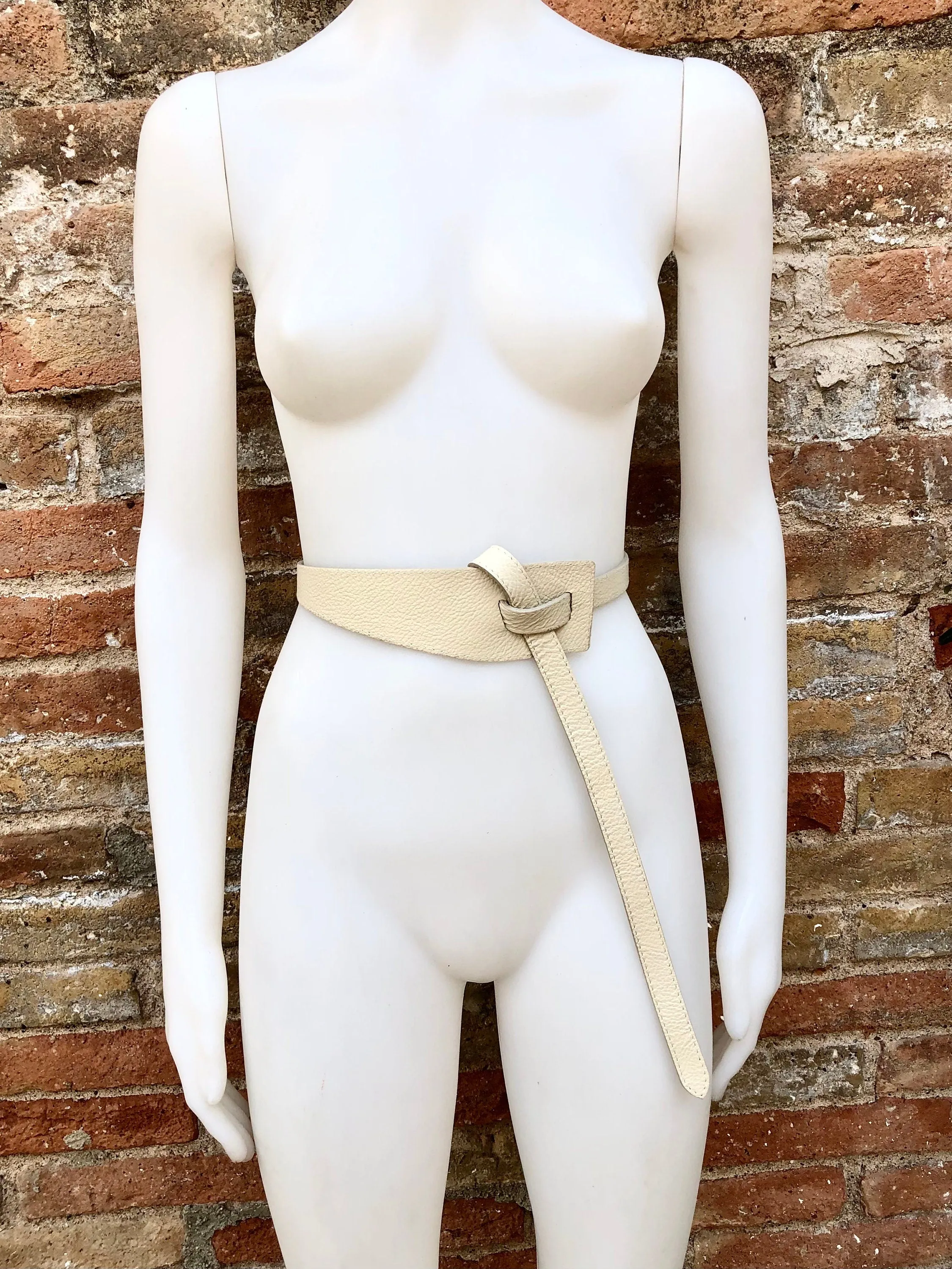 Leather 80s style obi belt . Wrap belt in cream - beige.  Waist belt in genuine  leather. Broken white wraparound belt. Cream dress belt