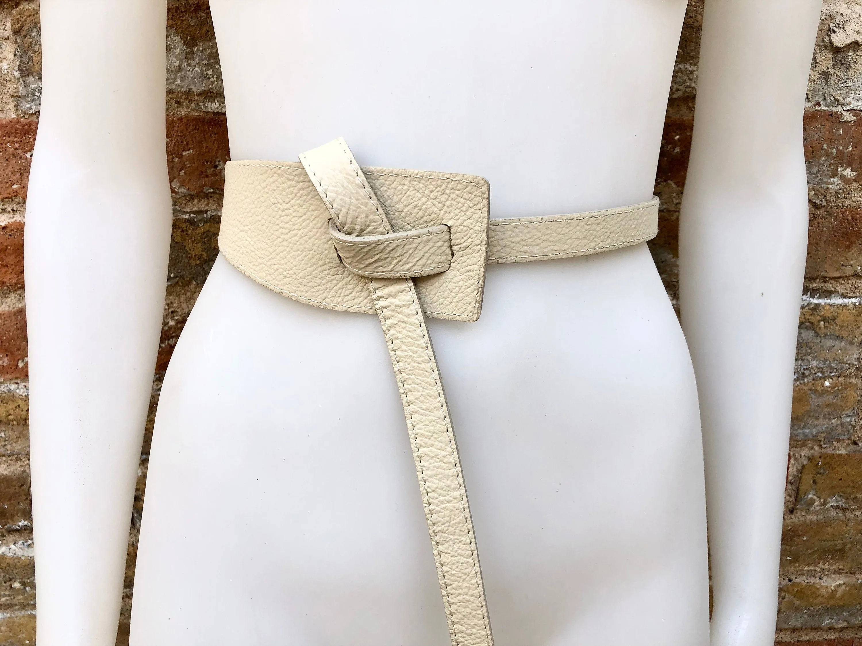 Leather 80s style obi belt . Wrap belt in cream - beige.  Waist belt in genuine  leather. Broken white wraparound belt. Cream dress belt