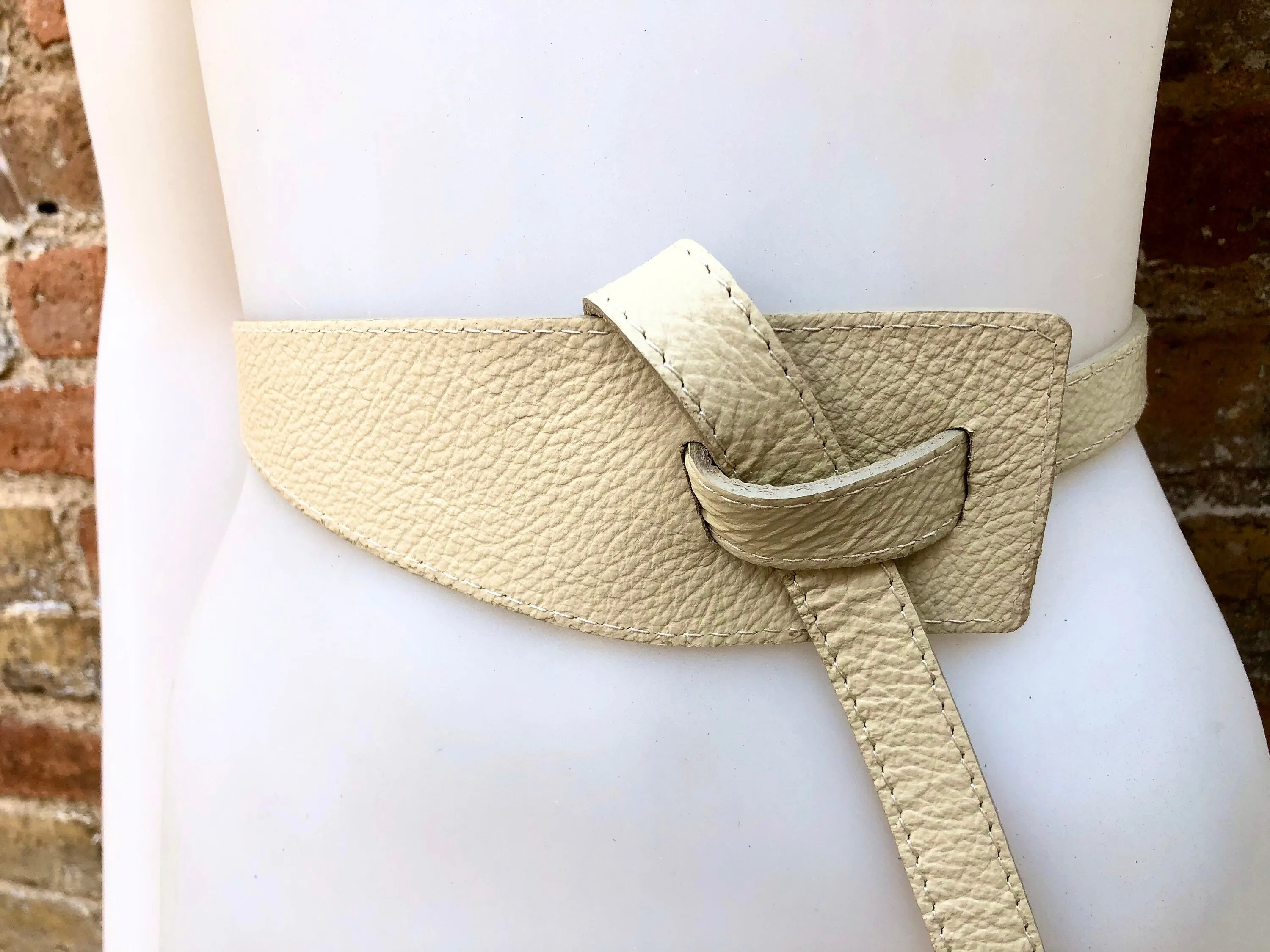 Leather 80s style obi belt . Wrap belt in cream - beige.  Waist belt in genuine  leather. Broken white wraparound belt. Cream dress belt