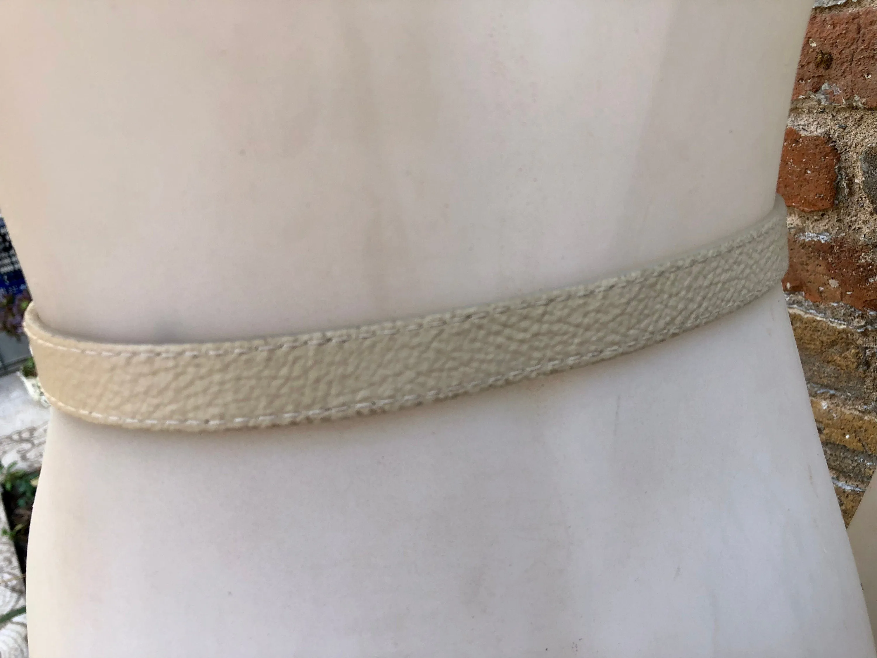 Leather 80s style obi belt . Wrap belt in cream - beige.  Waist belt in genuine  leather. Broken white wraparound belt. Cream dress belt
