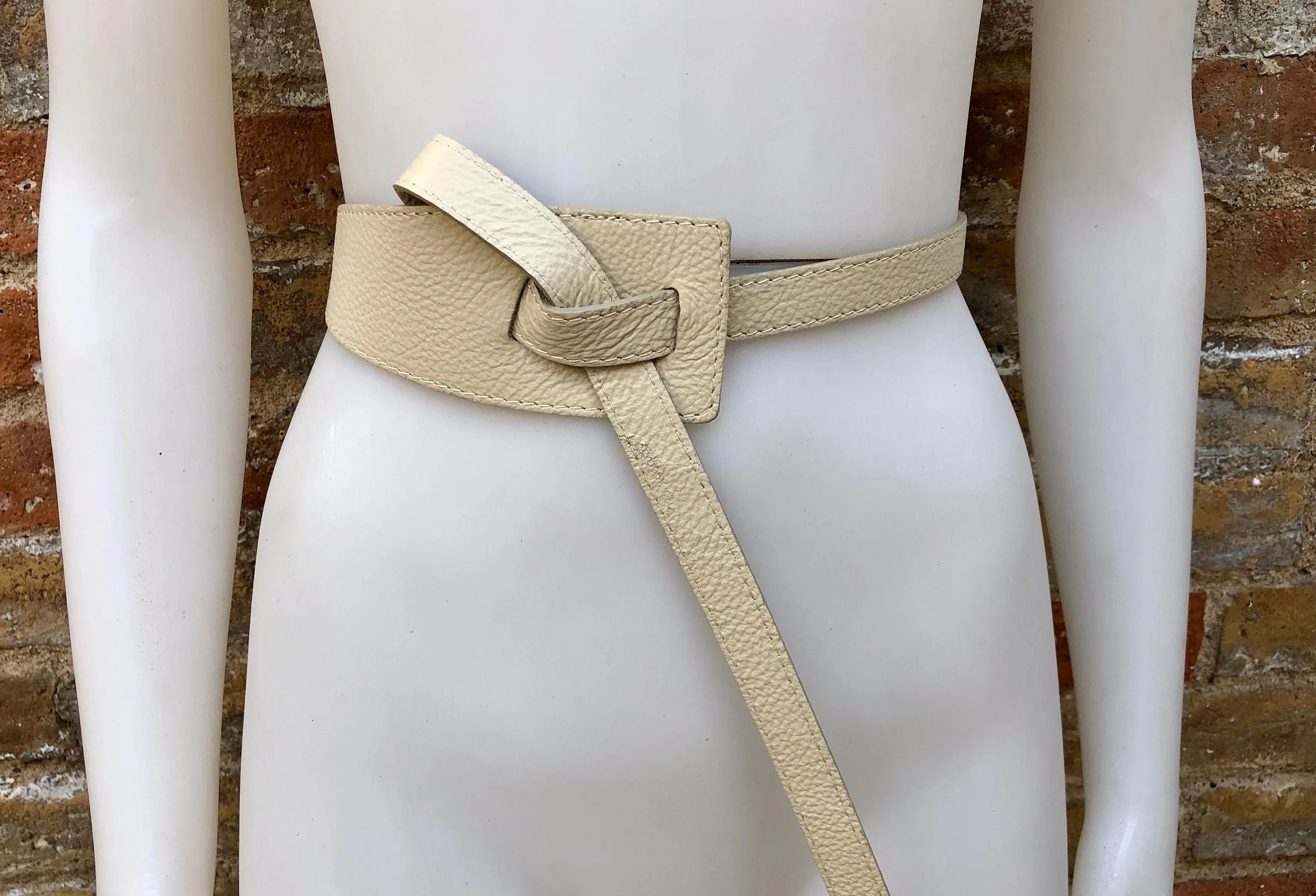 Leather 80s style obi belt . Wrap belt in cream - beige.  Waist belt in genuine  leather. Broken white wraparound belt. Cream dress belt
