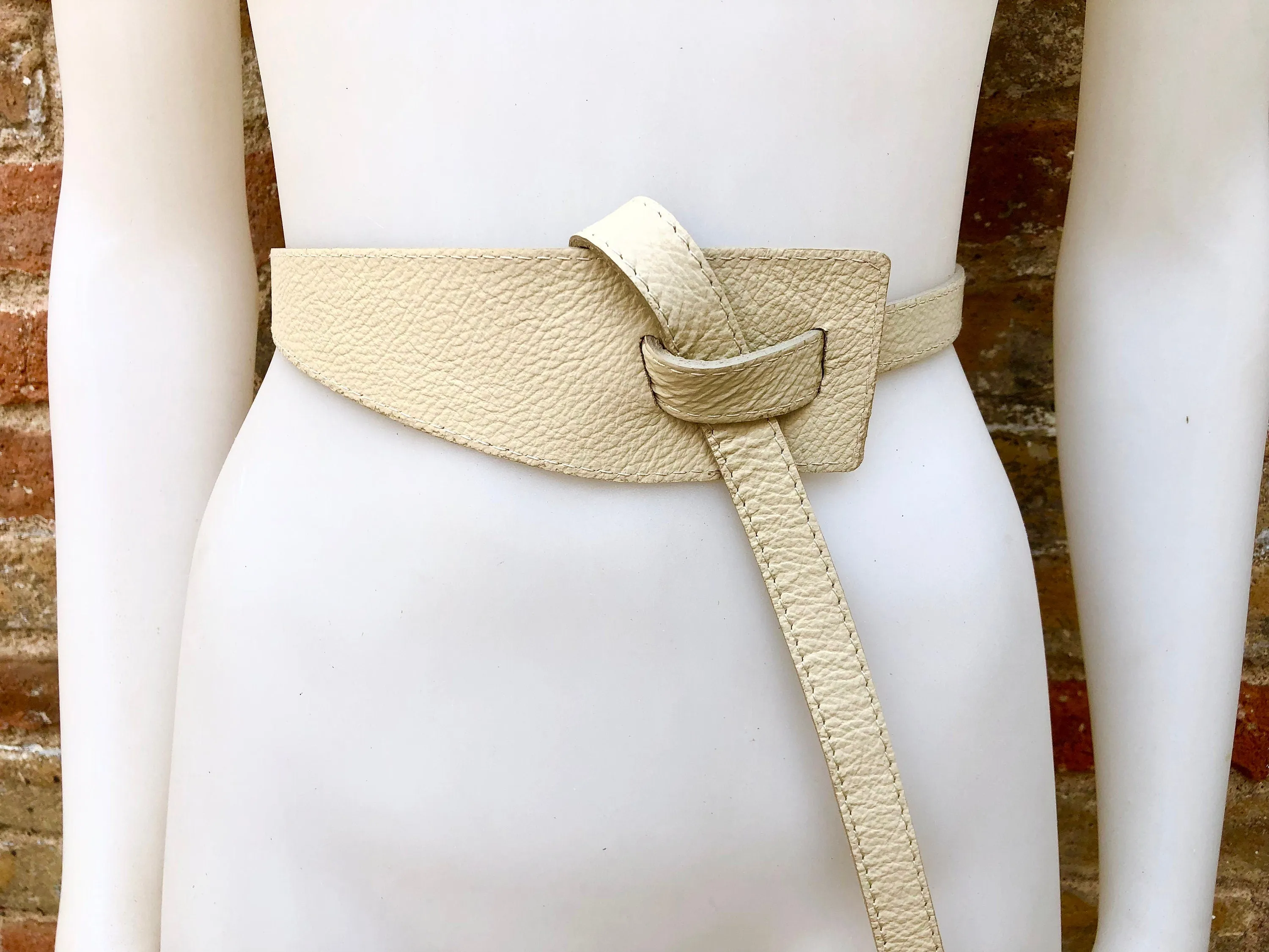 Leather 80s style obi belt . Wrap belt in cream - beige.  Waist belt in genuine  leather. Broken white wraparound belt. Cream dress belt