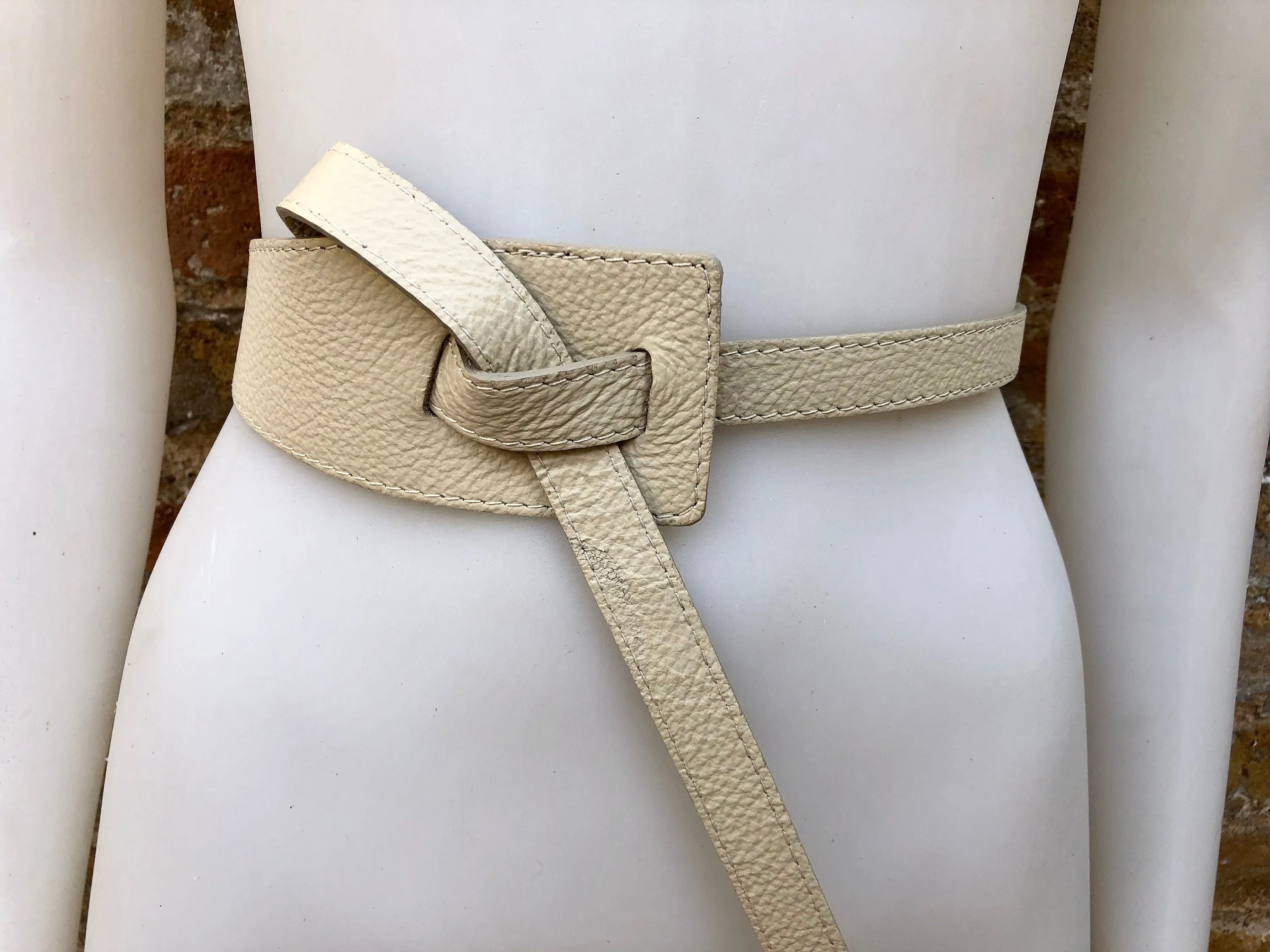Leather 80s style obi belt . Wrap belt in cream - beige.  Waist belt in genuine  leather. Broken white wraparound belt. Cream dress belt