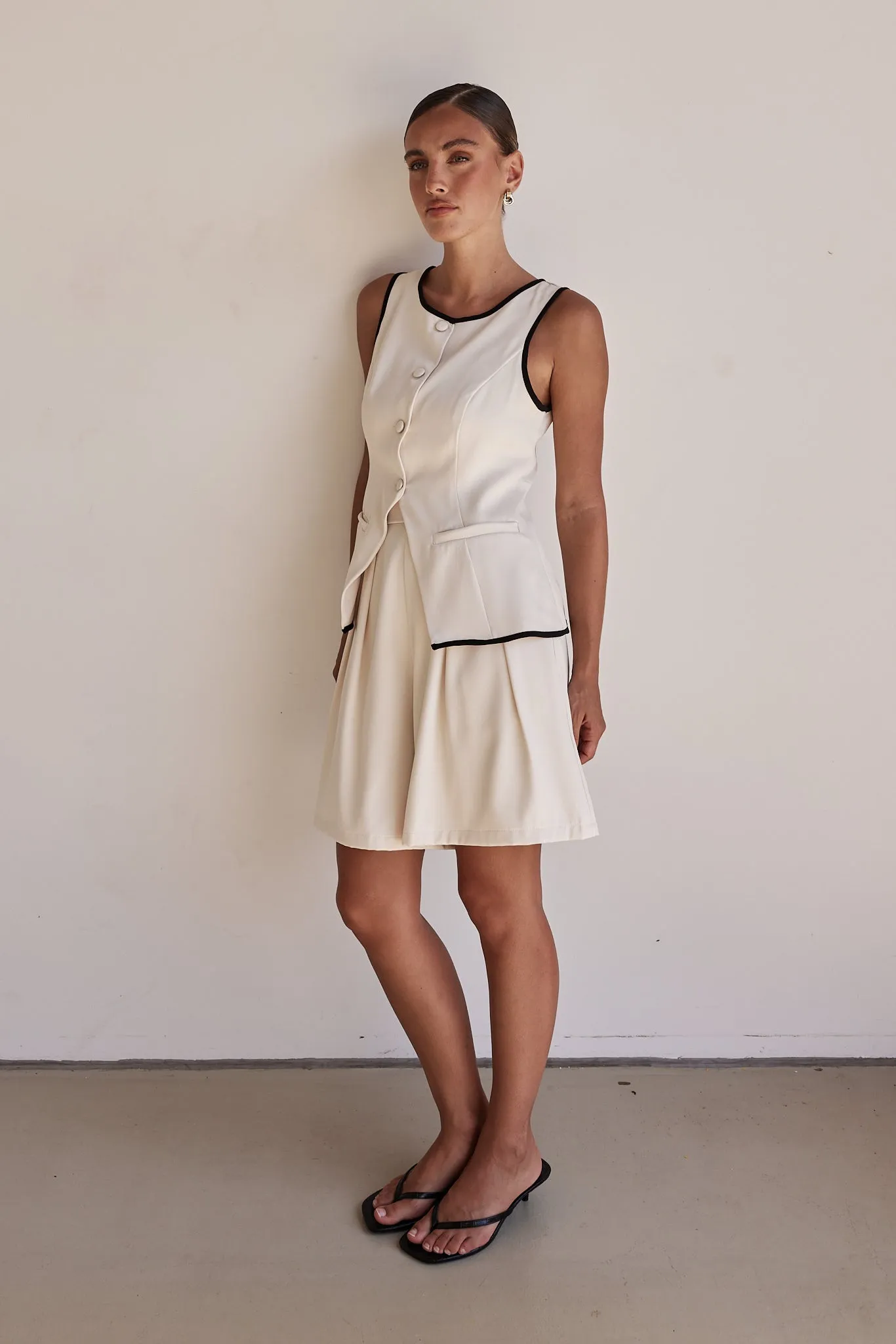 Leila Shorts (Beige)