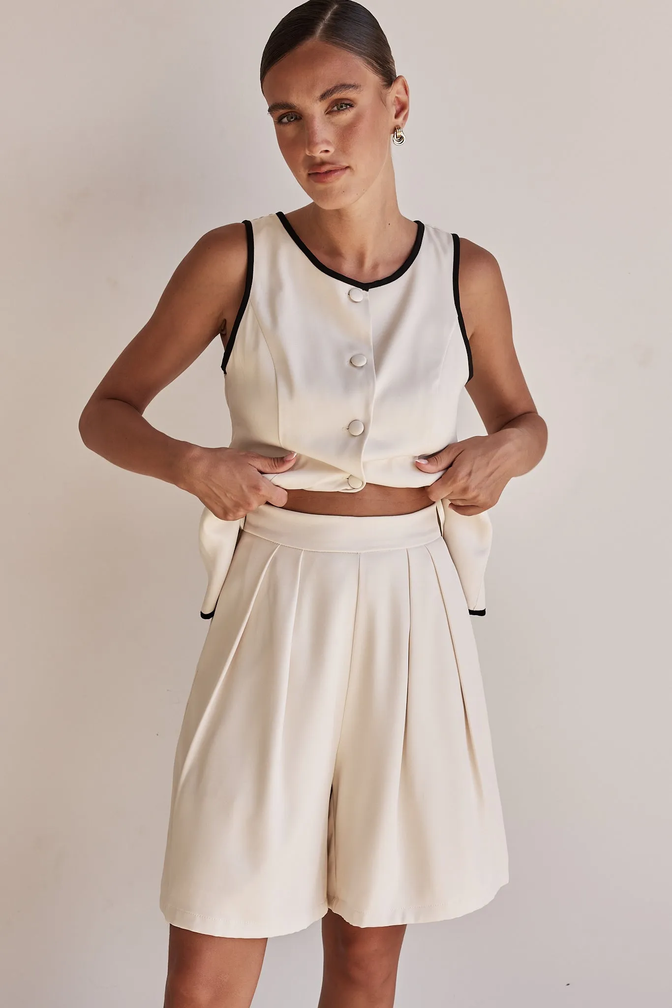 Leila Shorts (Beige)