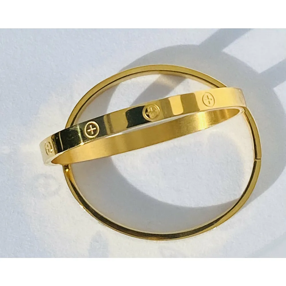 Lust Cross Bangle